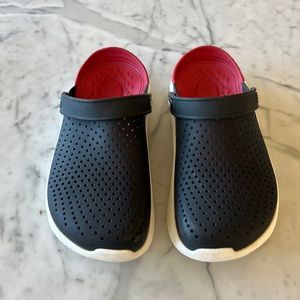 Crocs LiteRide clog, M size 6, W size 8, lightly used. Navy and red.